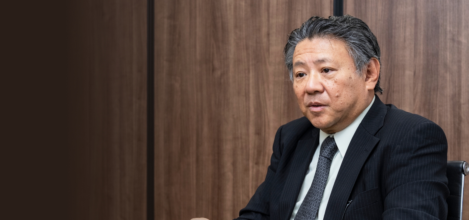 I WILL GIVE YOU A HAND.私の30年の実績で法人企業向け融資をサポートします 統括取締役 三坂大作