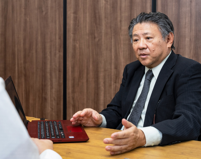 I WILL GIVE YOU A HAND.私の30年の実績で法人企業向け融資をサポートします 統括取締役 三坂大作